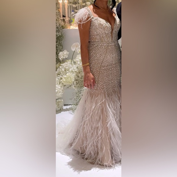 Nude evening dress with white feathers and beads - Picture 1 of 2